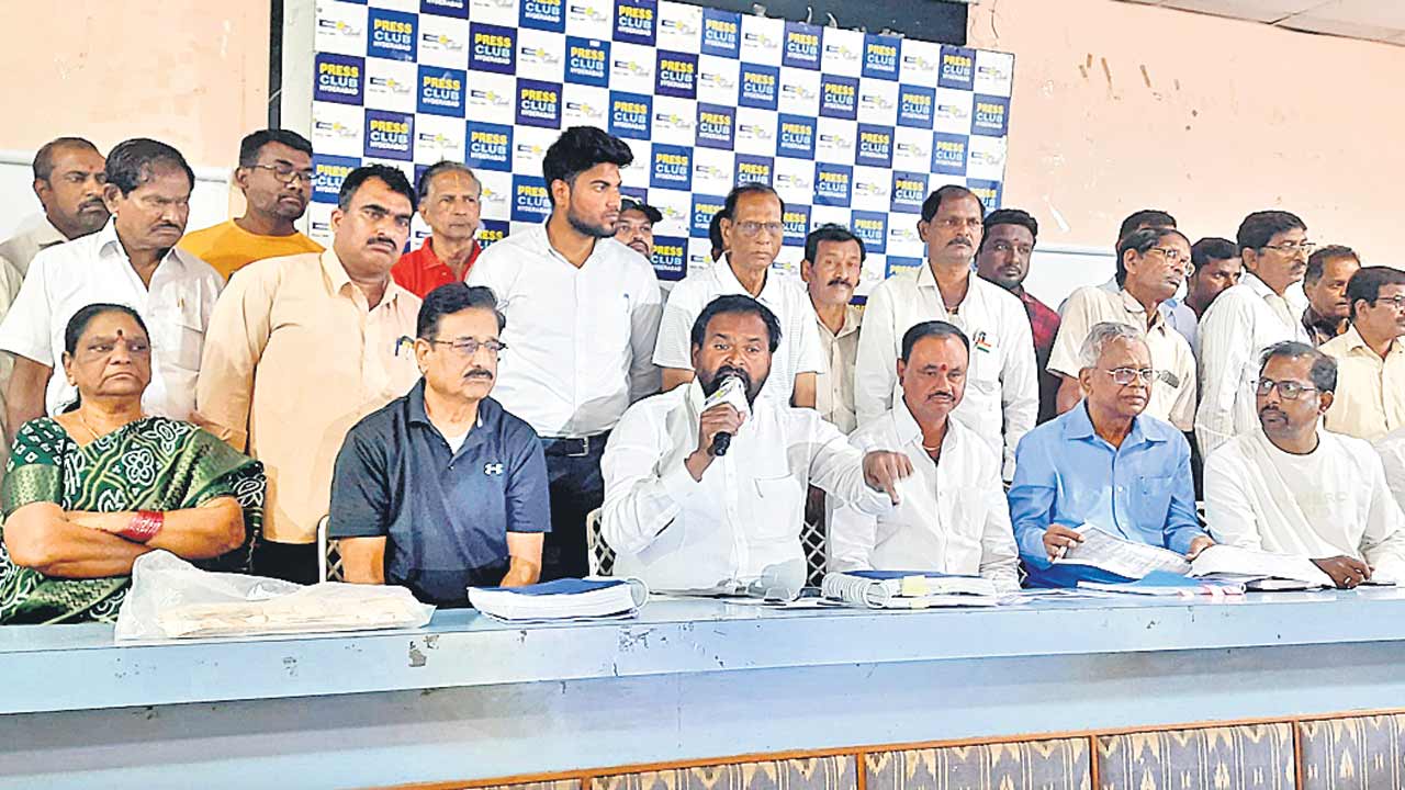 మా ప్లాట్లను కబ్జా చేసి దౌర్జన్యం చేస్తున్నారు