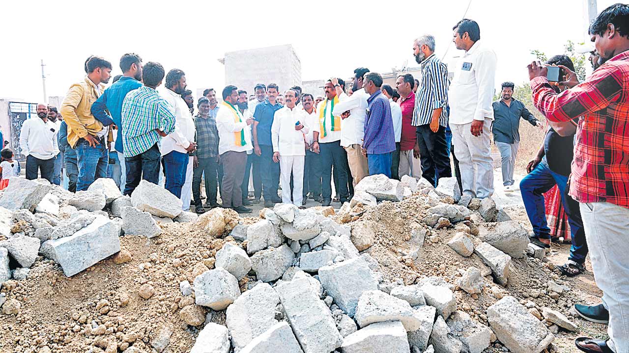 కేసీఆర్‌ పట్టాలిస్తే.. కాంగ్రెస్‌ కూల్చేస్తున్నది!