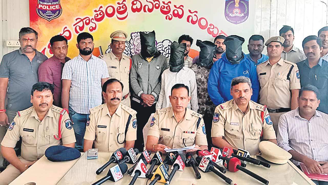 స్క్రాప్‌ దుకాణాల్లో చోరీ.. నలుగురి రిమాండ్‌