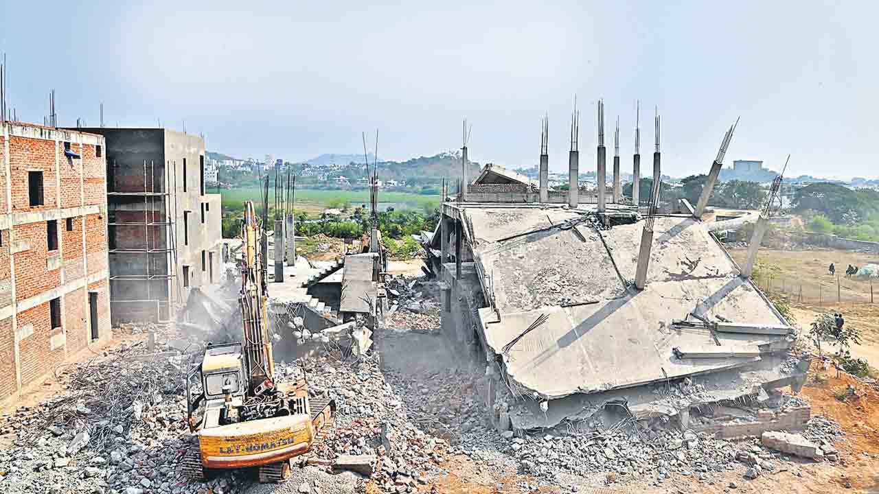 HYDRAA | మళ్లీ హైడ్రా కూల్చివేతలు.. మణికొండలో నాలుగు విల్లాల నేలమట్టం