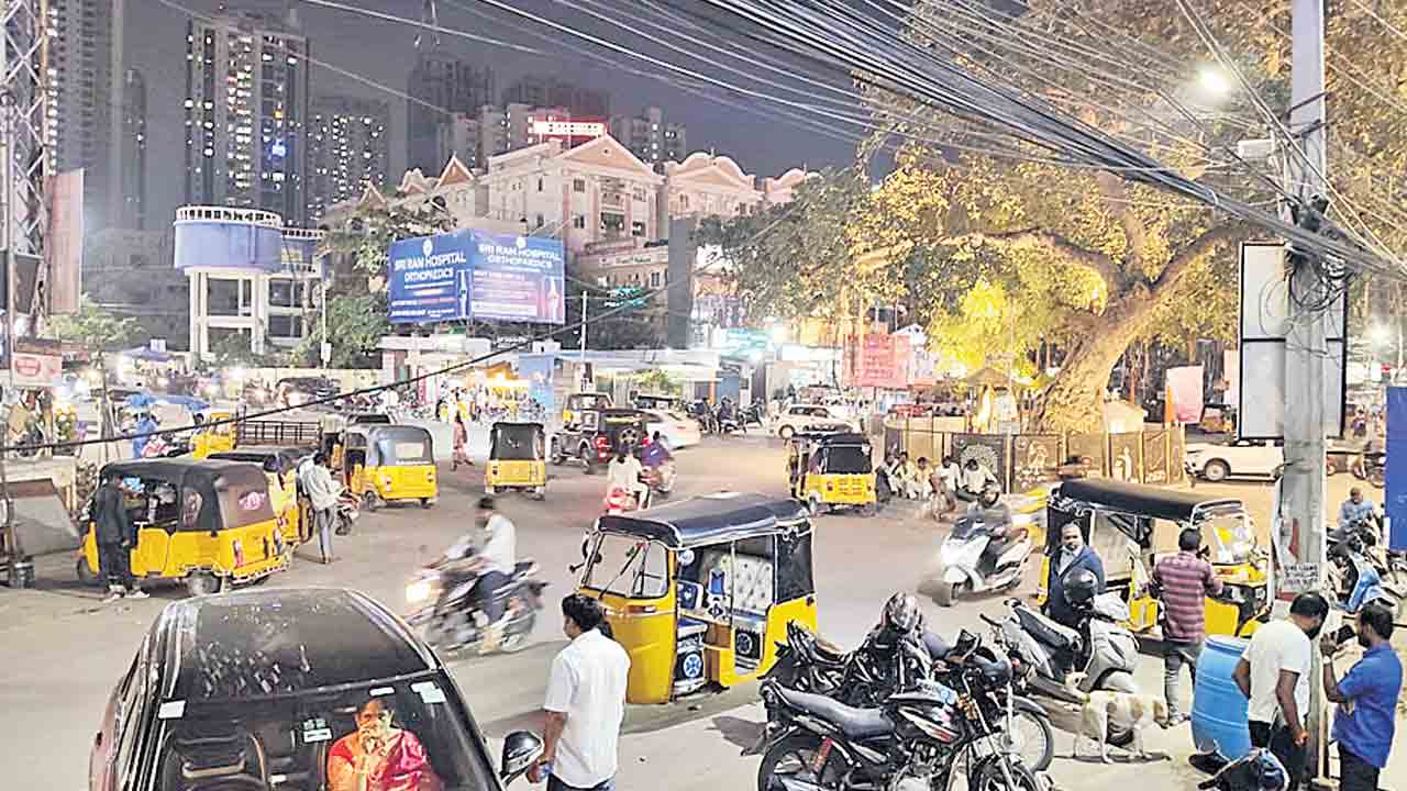 Traffic | ట్రాఫిక్ అస్తవ్యస్థం.. రోడ్లపైకి చిరువ్యాపారాలు.. వాహనాల పార్కింగులు..