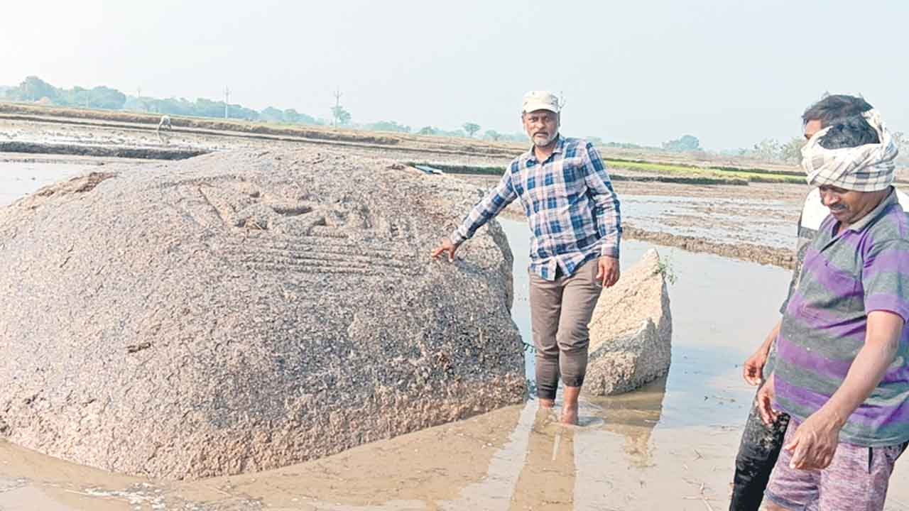 ఎరడపల్లిలో రాతిపై విష్ణుమూర్తి శిల్పం