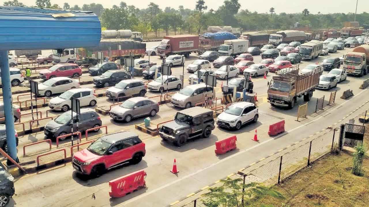 హైవేలపై వాహనాల బారులు