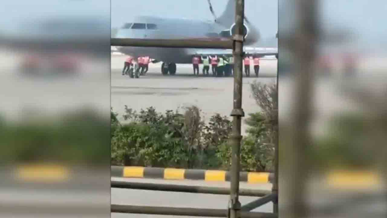 Watch: విమానాన్ని తోసిన గ్రౌండ్‌ సిబ్బంది.. వీడియో వైరల్, నెటిజన్లు ఎలా స్పందించారంటే?