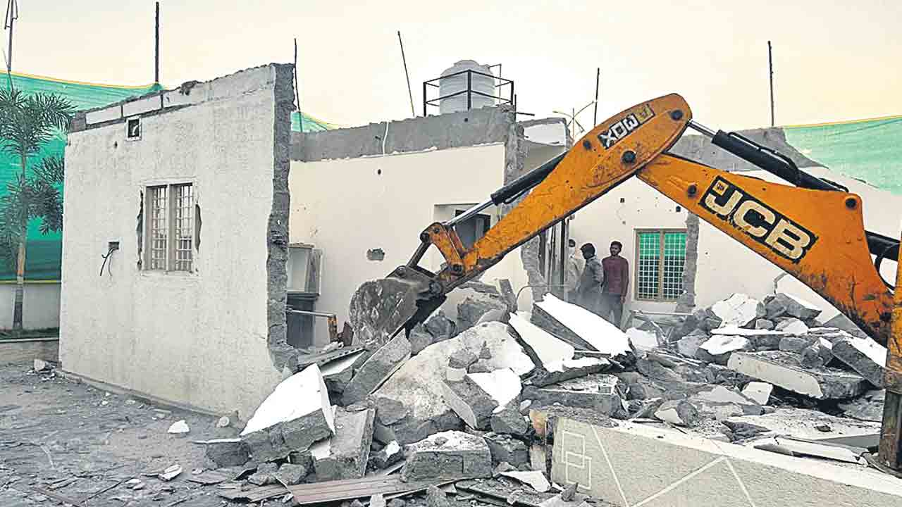 మంద కృష్ణ కుటుంబీకుల నిర్మాణాల కూల్చివేత