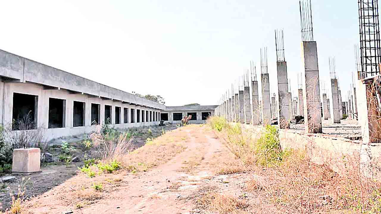 పైసలిస్తేనే.. పనులు పూర్తయ్యేది