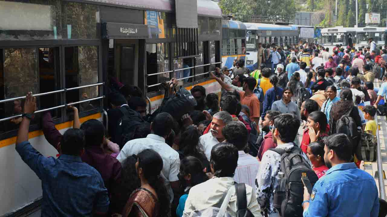 Sankranti | సంక్రాంతి కోసం సొంతూళ్లకు హైదరాబాద్ వాసులు.. ప్రయాణికులతో బస్సులూ రైళ్లు కిటకిట..!