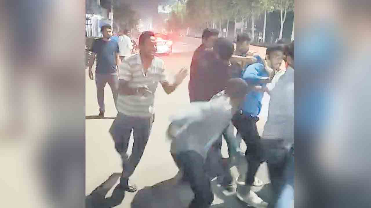 ఆమ్లెట్‌ లేదన్నందుకు కొట్లాట!