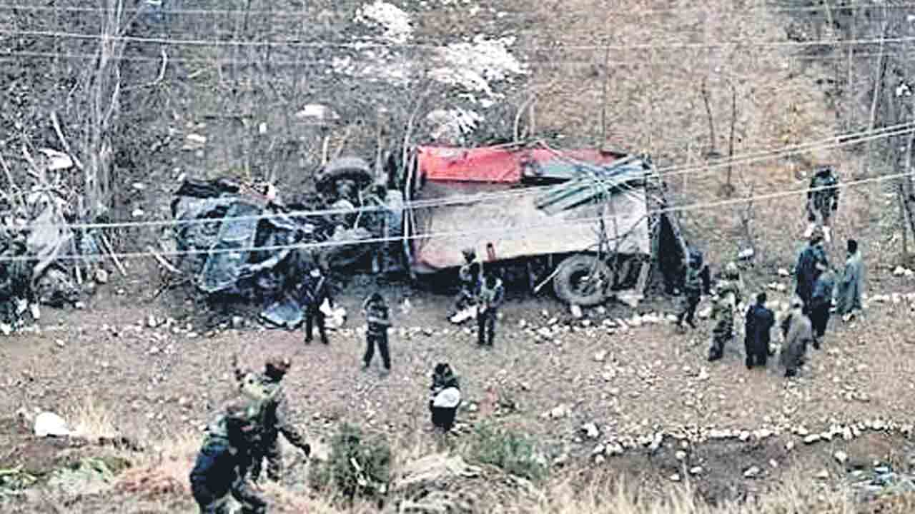 సైనిక వాహనం బోల్తా నలుగురు జవాన్ల మృతి