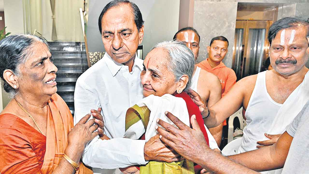 సోదరి అంత్యక్రియల్లో కేసీఆర్‌