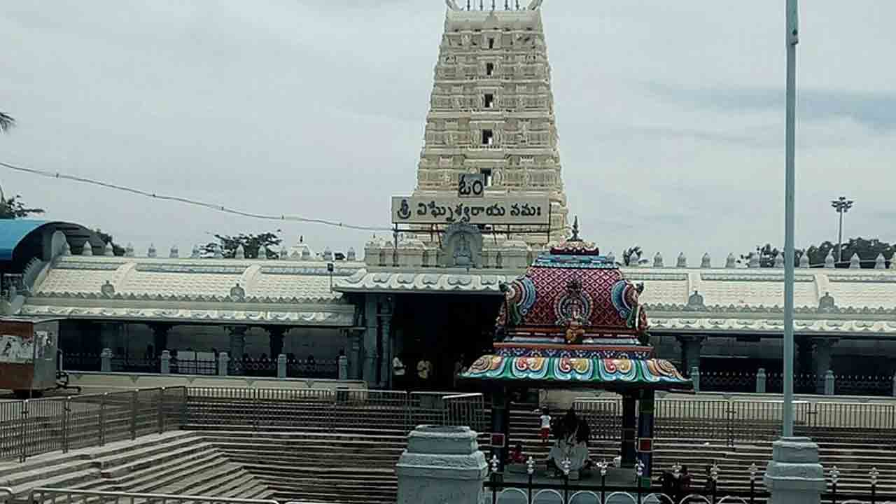 Kanipakam | కాణిపాకంలో భక్తుల రద్దీ.. బాదం పాలు, బిస్కెట్ల పంపిణీకి శ్రీకారం