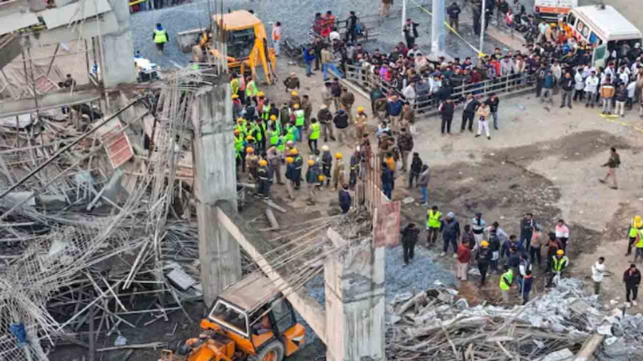 Kannauj Railway Station | కన్నౌజ్ రైల్వే స్టేషన్‌లో కూలిన శిథిలాల నుంచి.. 28 మంది కూలీల   రెస్క్యూ