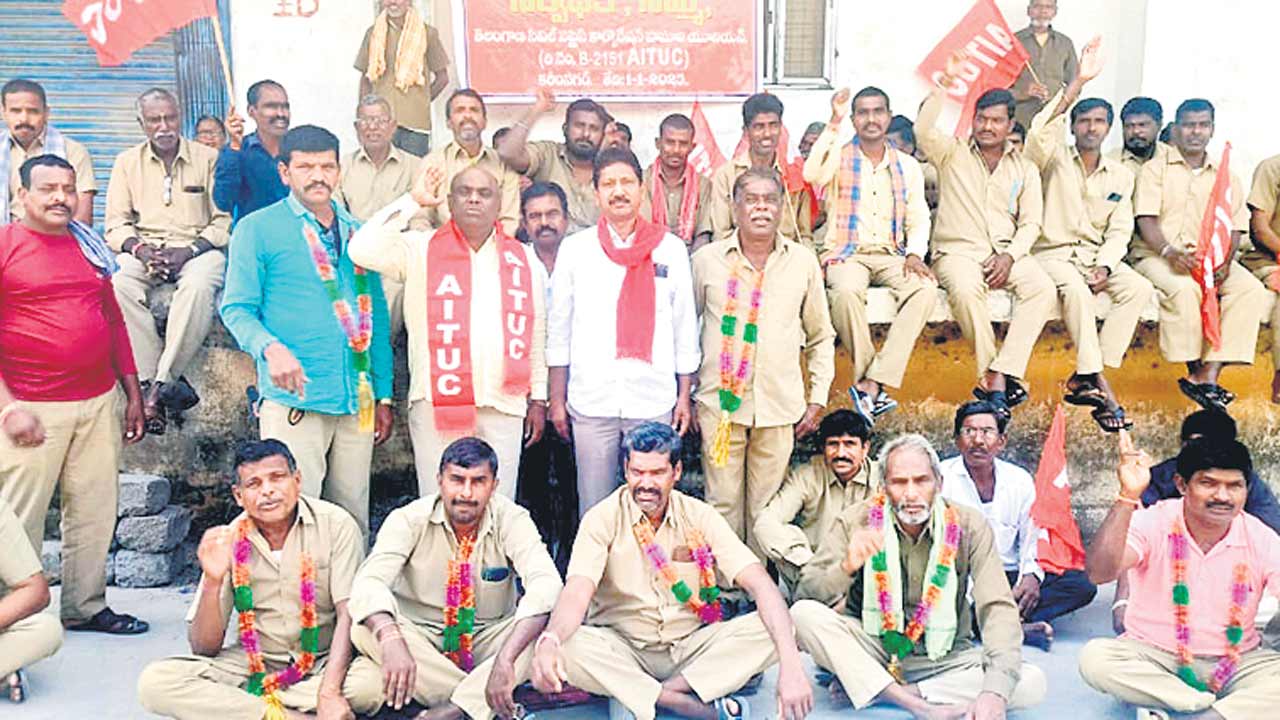 హమాలీల పోరుబాట కూలి రేట్లు పెంచాలని సమ్మెలోకి