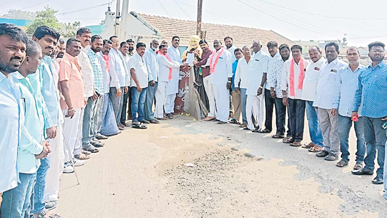 మహాత్మా.. కాంగ్రెస్కు బుద్ధి ప్రసాదించు
