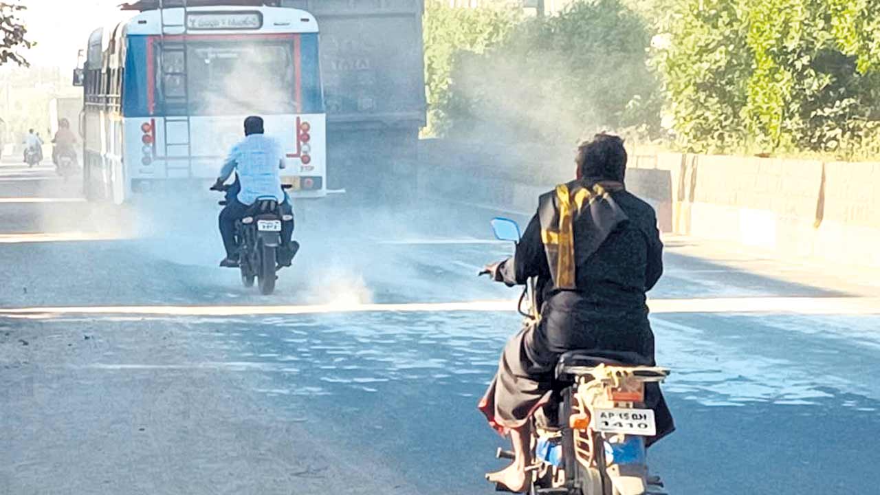 ఇదేం రోడ్డు భద్రత!?