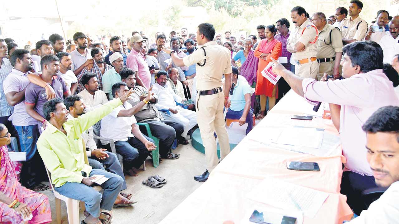 నిలదీతలు.. నిరసనలు