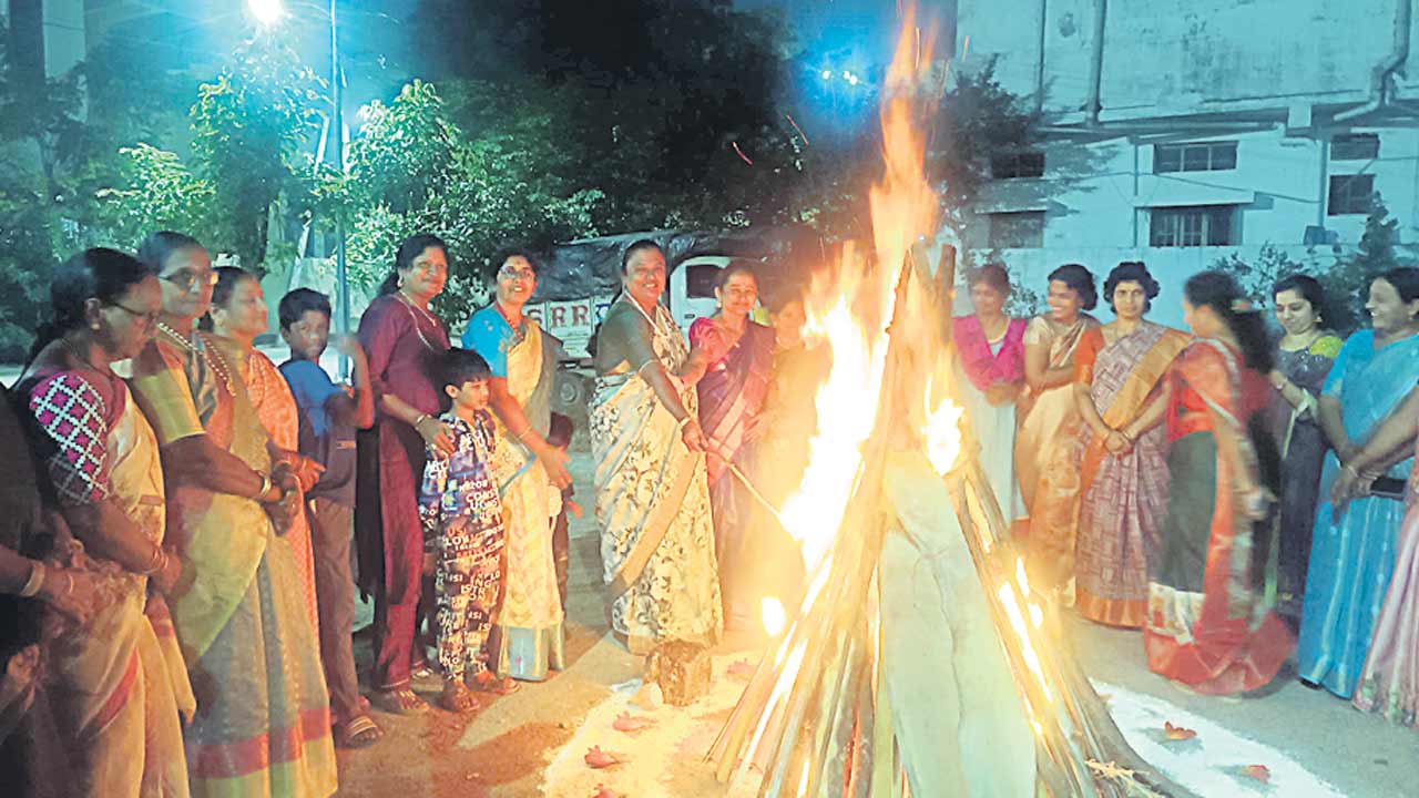 ఊరూరా.. భోగి సంబురాలు