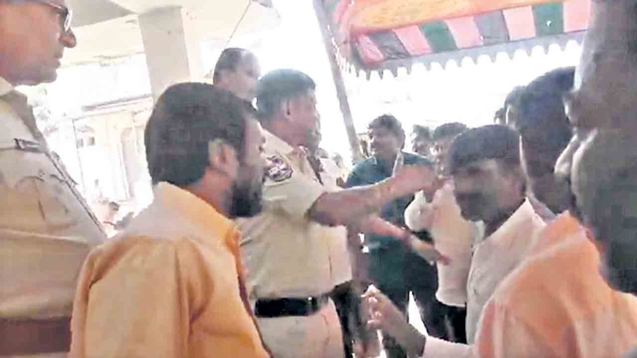 రసాభాసగా కరీంపూర్‌ గ్రామ సభ