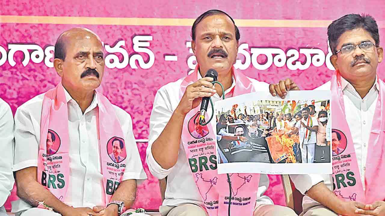 ప్రశ్నిస్తారనే ప్రభుత్వానికి భయం