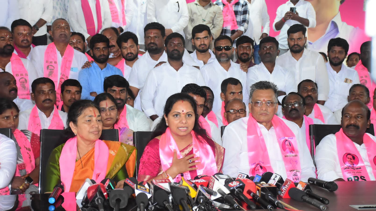 MLC Kavitha | కాంగ్రెస్ నాయకులు ఖబర్దార్‌.. కార్యాలయాలు, ఇండ్లపైకి వస్తామంటే భయపడేది లేదు : కవిత