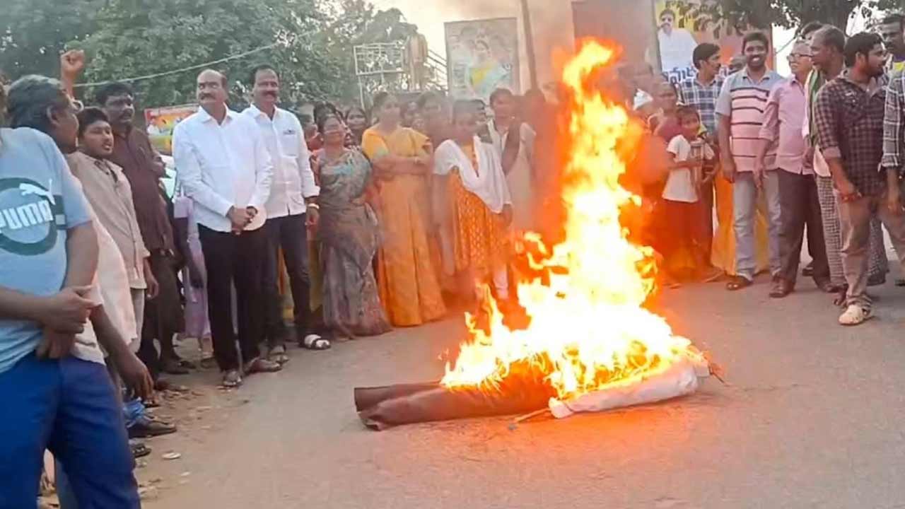 మధిరలో ‘భట్టి’ దిష్టిబొమ్మ దహనం