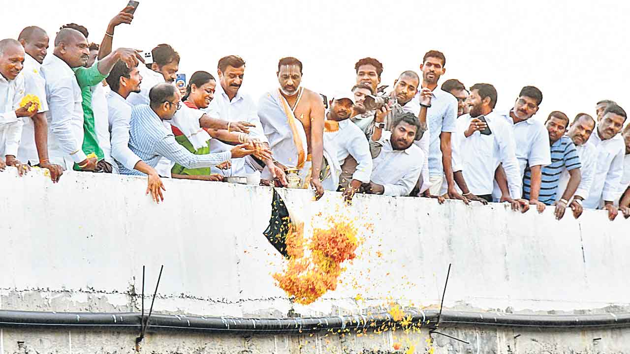 హరీశ్‌ పోరాటం… పొలాల్లో జలప్రవాహం