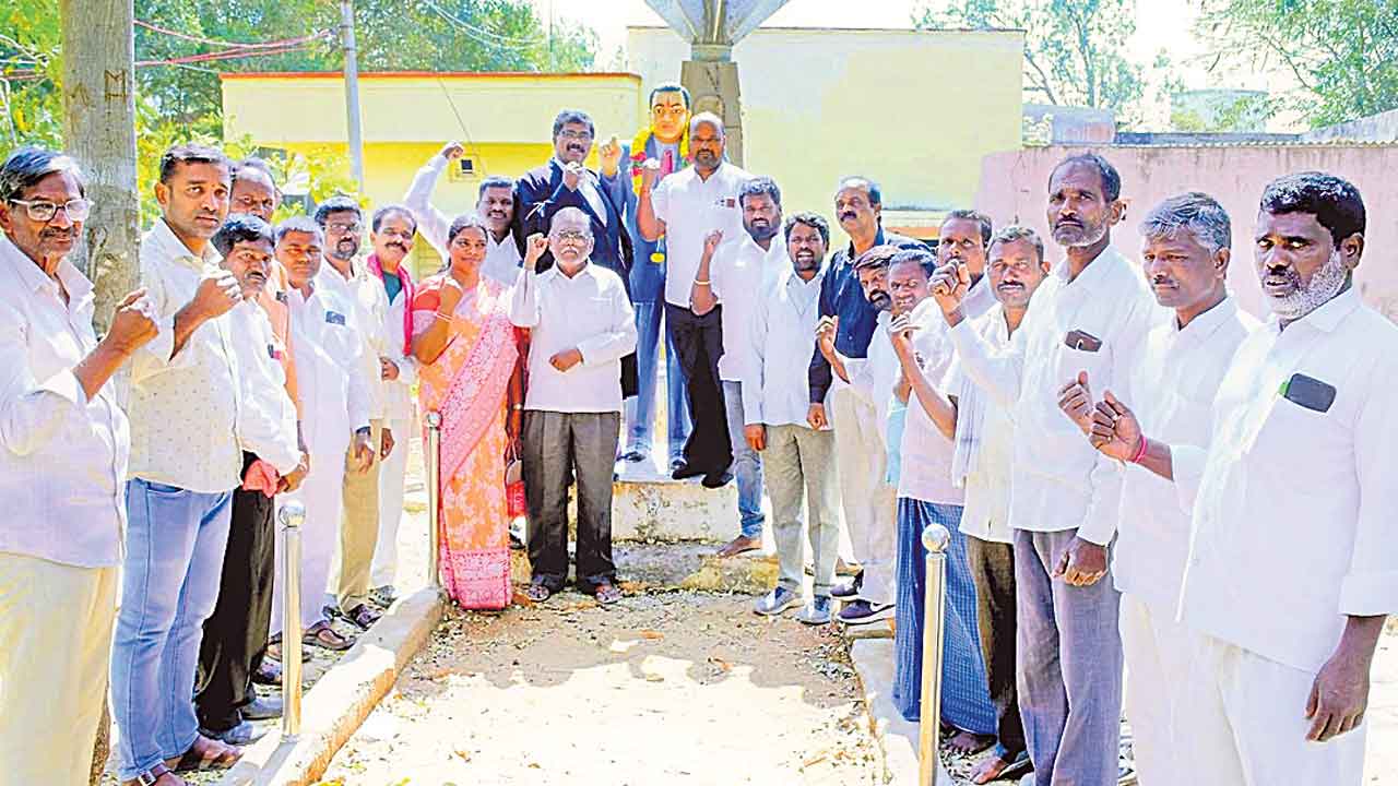 బండి సంజయ్‌ను బర్తరఫ్‌ చేయాలి