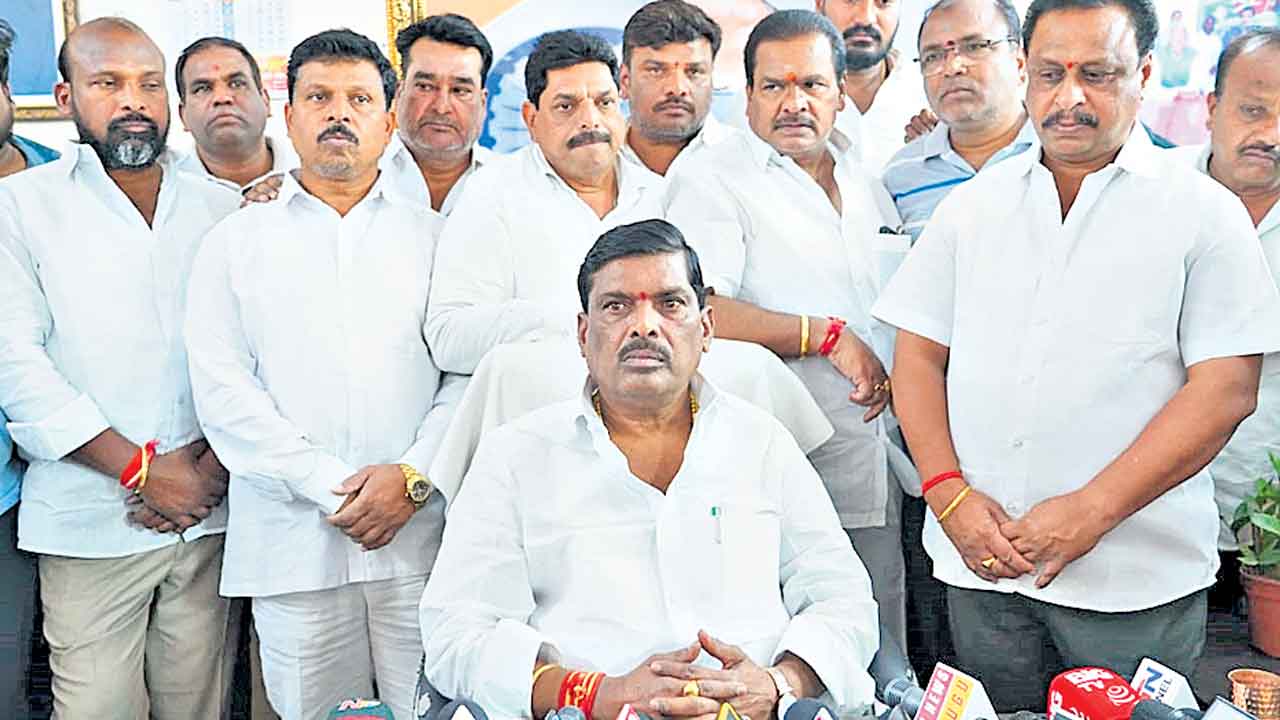 కేసీఆర్‌ ఫొటో బరాబర్‌ పెట్టుకుంట