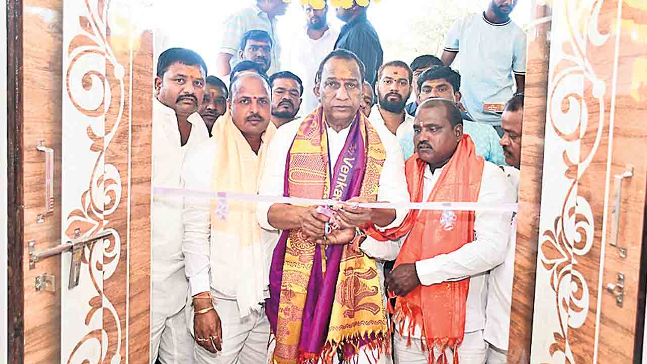 మేం తప్పులు చేయం.. విద్యార్థులను తీర్చిదిద్దుతున్నం