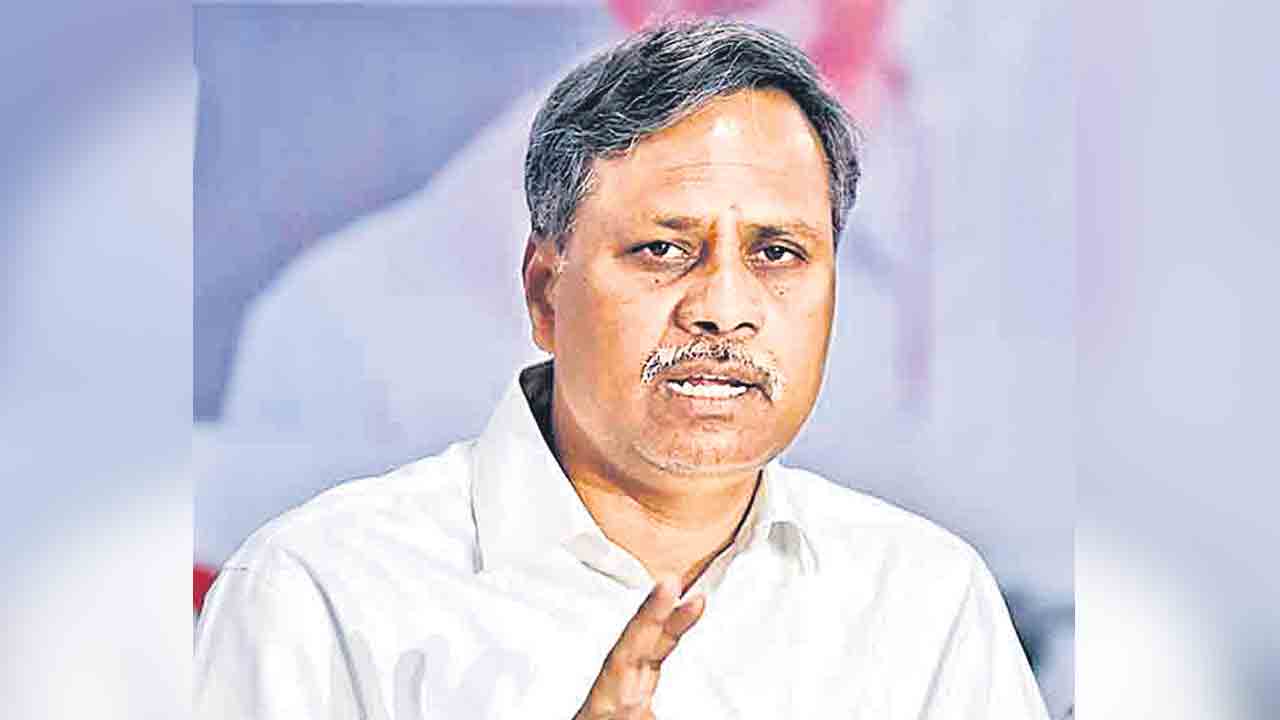 హామీలిస్తరు.. అడిగితే దాడులు చేస్తరు