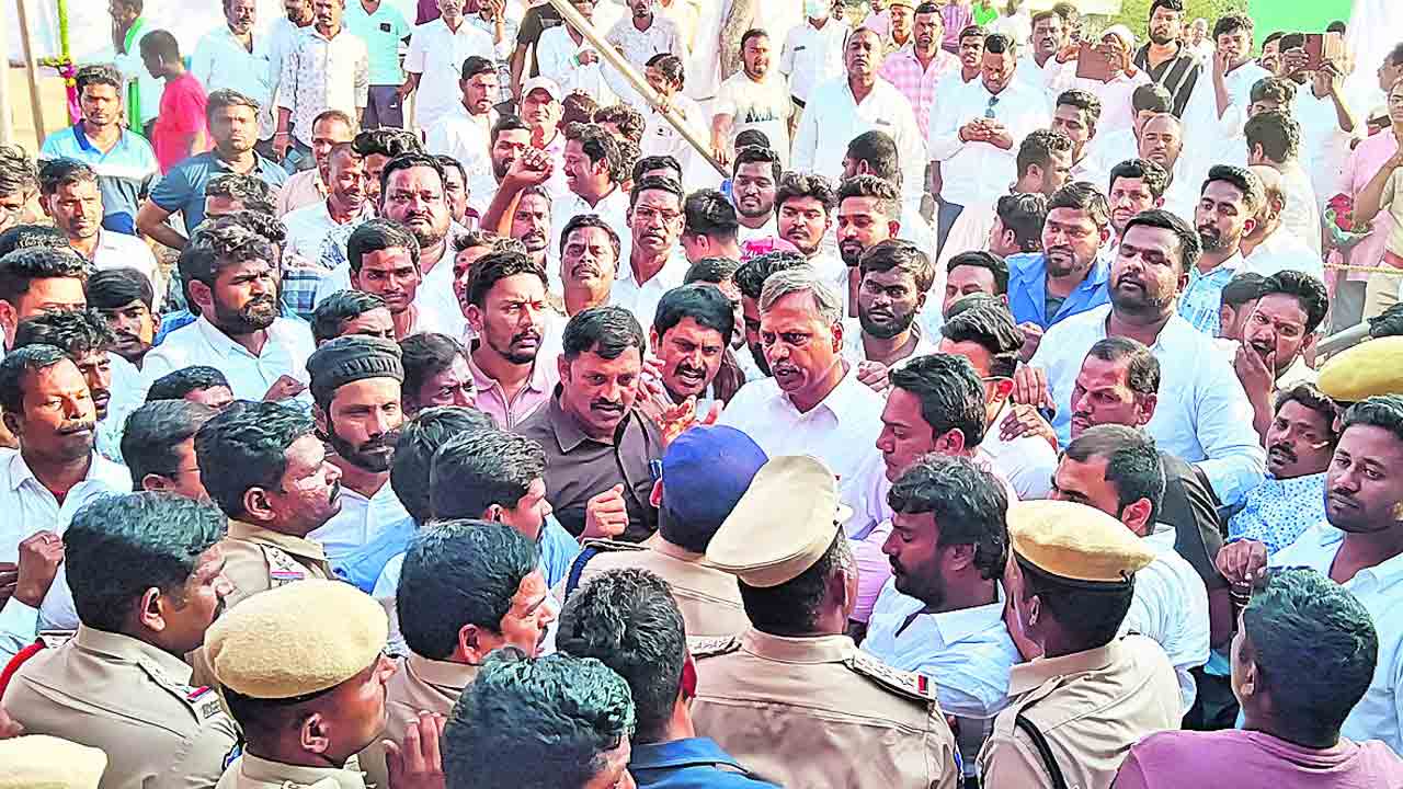 కాంగ్రెస్‌ గూండాగిరి..