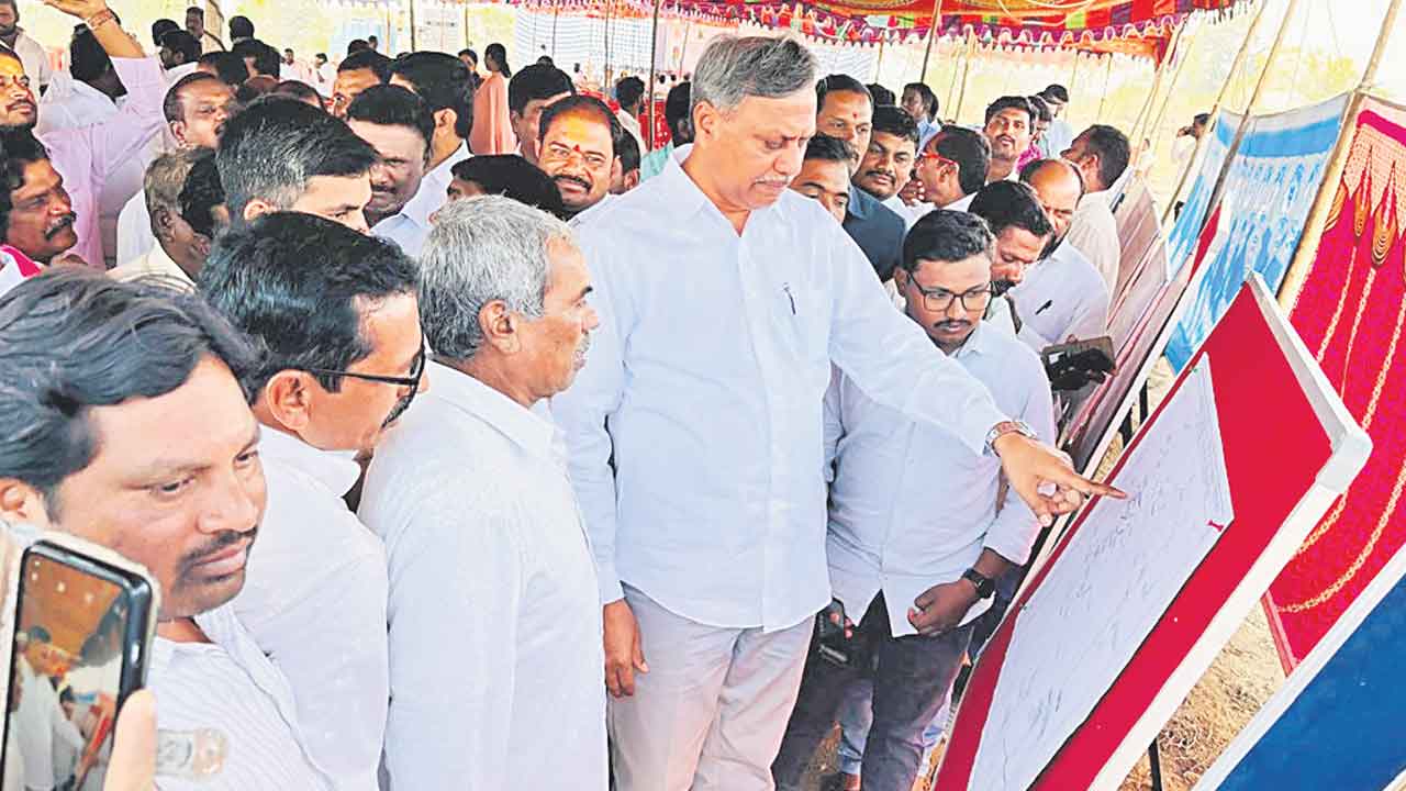 నీటి ప్రాజెక్టులకు అడ్డుపడితే ఊరుకోం