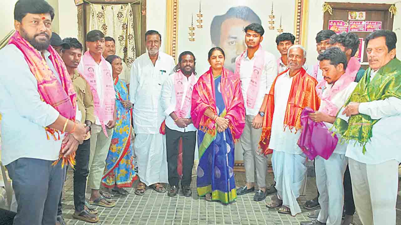 ఎమ్మెల్యే సమక్షంలో బీఆర్‌ఎస్‌లో చేరిక