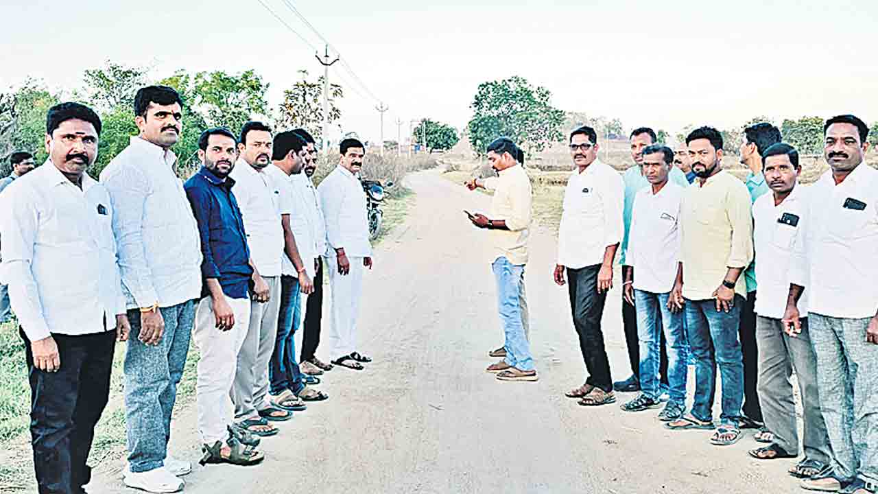 ఏడాది కాలంగా అభివృద్ధి పనులు జరగడం లేదు