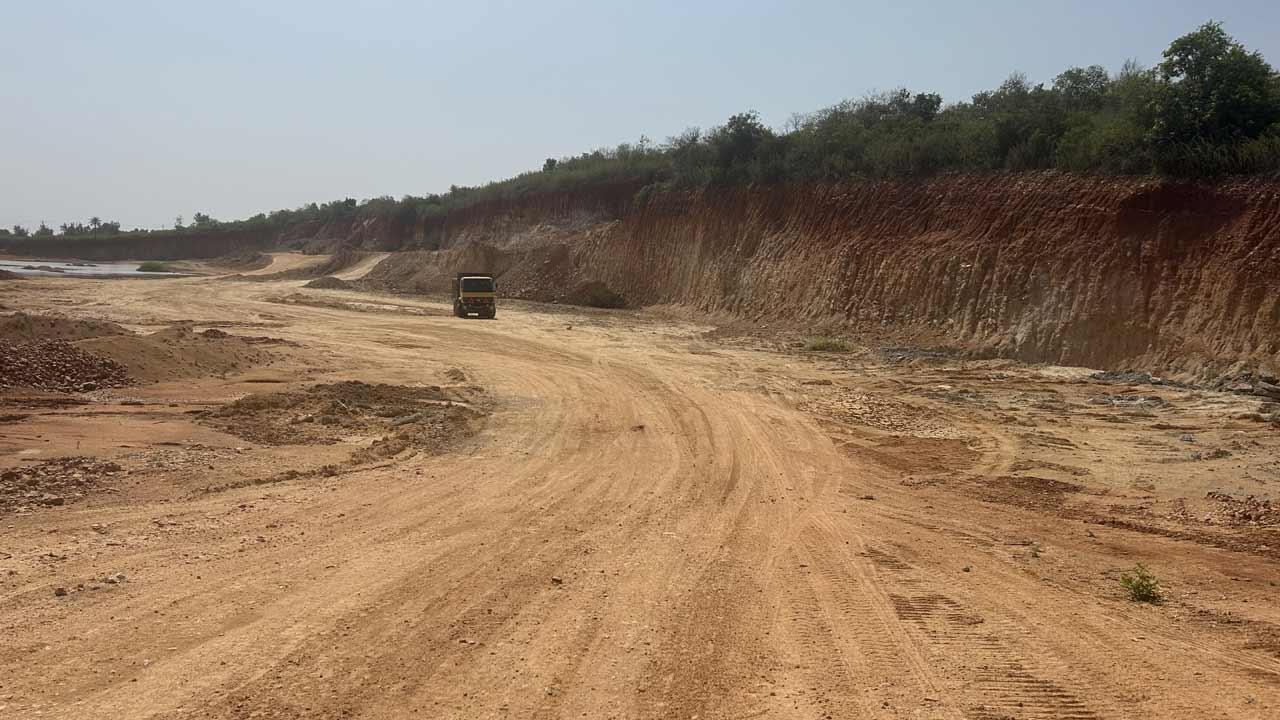 Kalwakurthy | క‌ల్వ‌కుర్తిలో కండ్ల ముందు ‘గుట్ట‌’ కరిగిపోతున్నా.. పట్టించుకునే నాథుడు కరువు