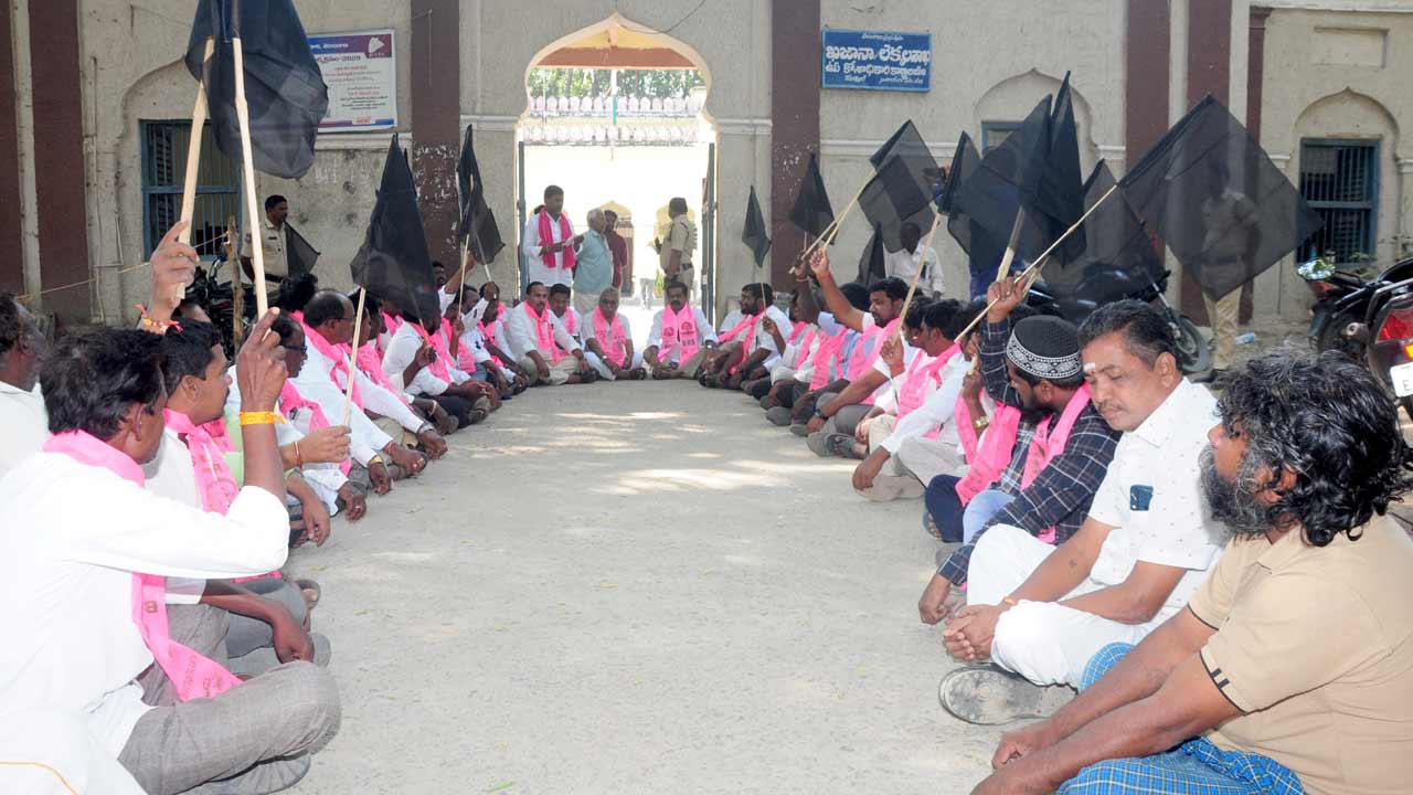 భరోసా మోసంపై భగ్గుభగ్గు