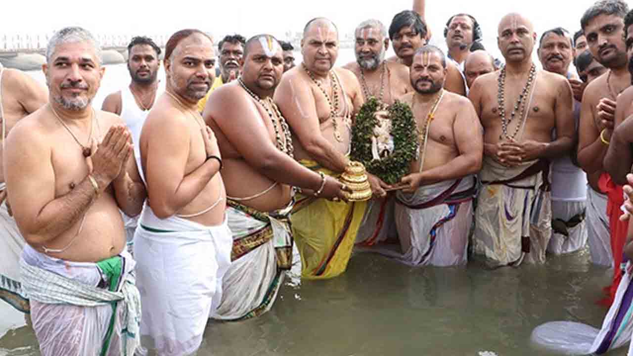 Maha Kumbhmela | మహా కుంభమేళాలో శ్రీవారికి వైభవంగా స్నపన తిరుమంజనం