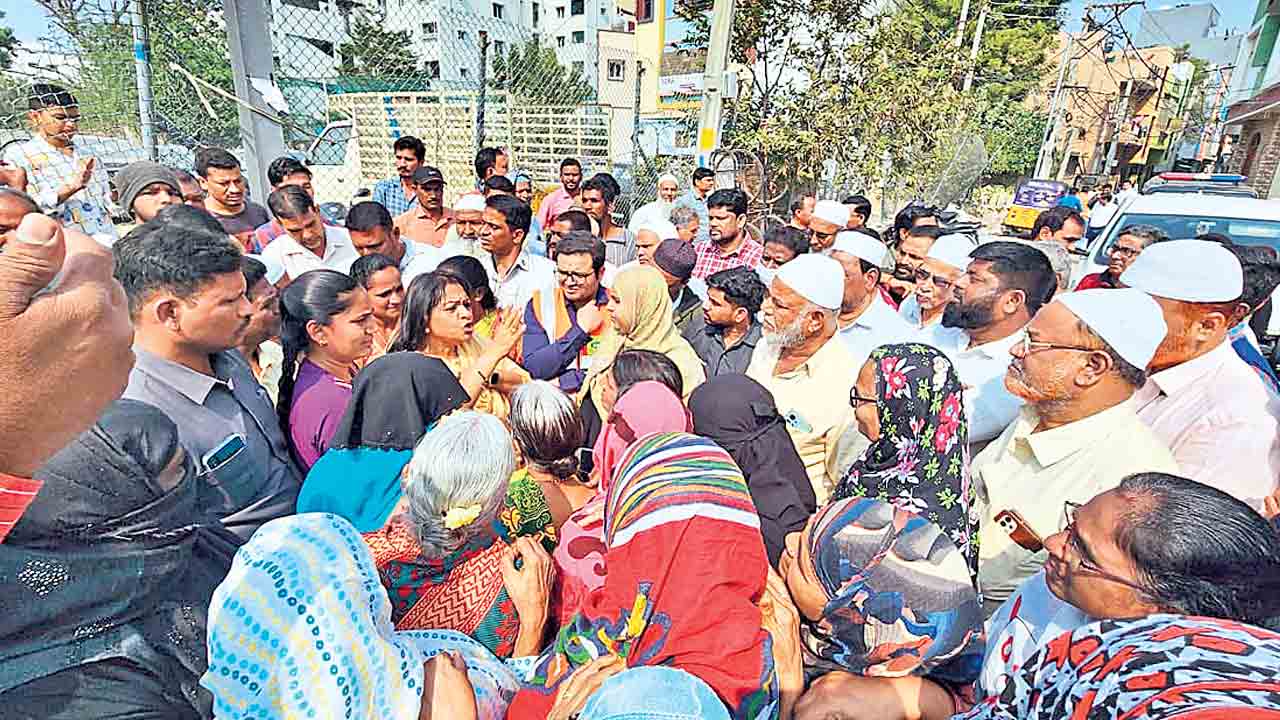 Mayor Vijayalakshmi | మేయర్‌కు ధిక్కార స్వరం.. ప్రశ్నల వర్షం కురిపించిన మహిళలు!