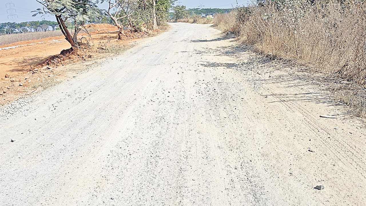 బీటీ రోడ్డుకు మోక్షమెప్పుడో..