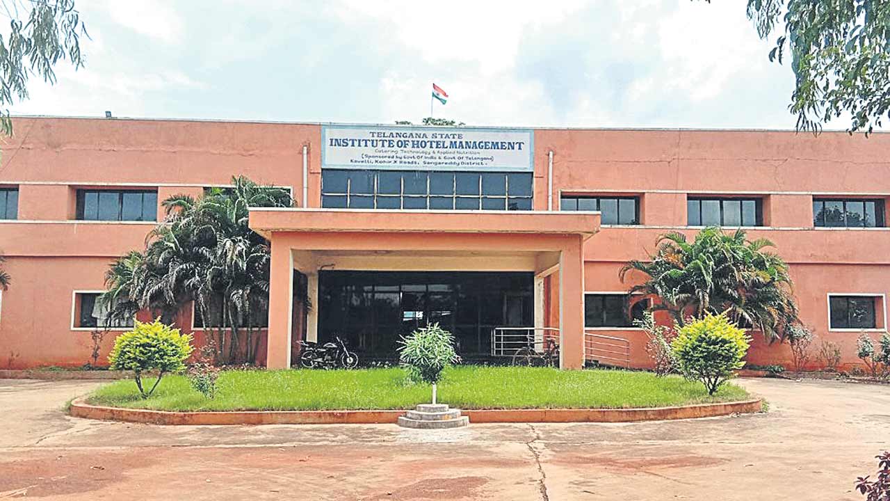 మహిళా డిగ్రీ కళాశాల వెనక్కి?