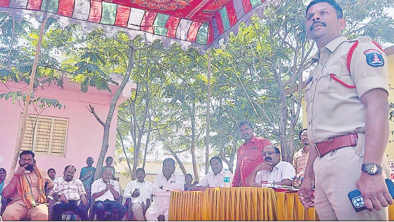 ప్రశ్నిస్తే.. పోలీసు బెదిరింపు !