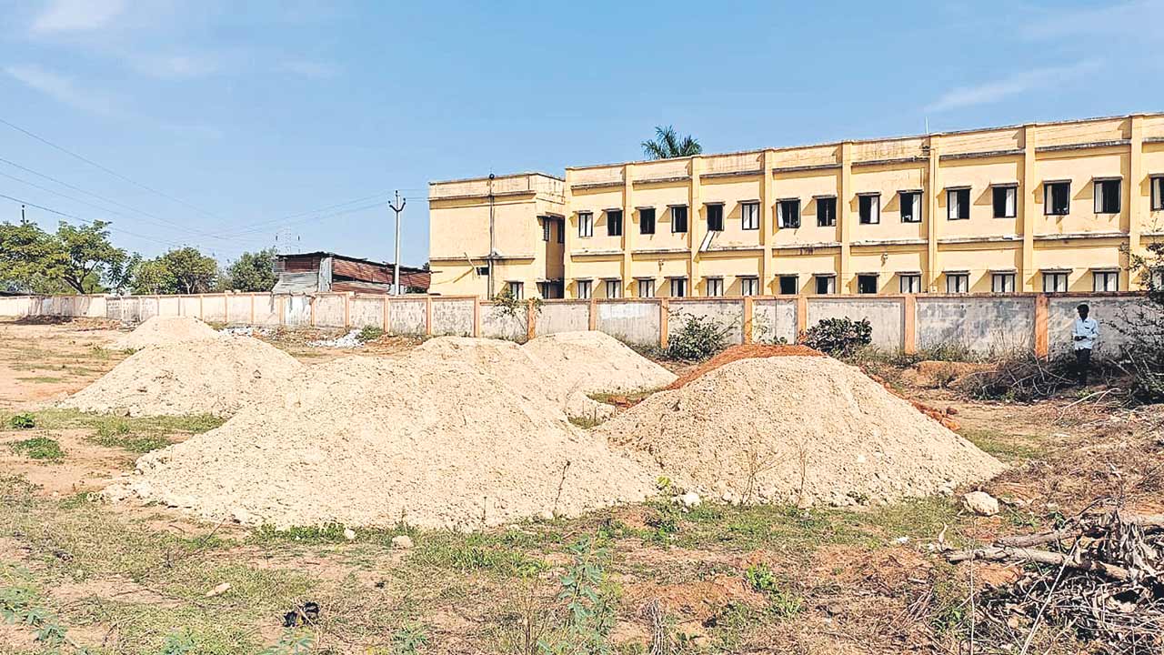 ప్రభుత్వ భూమిపై గద్దల కన్ను?