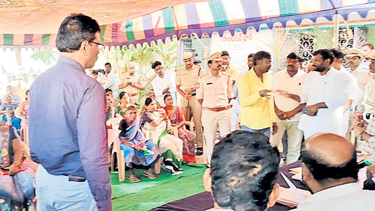 నిలదీస్తూ.. నిరసిస్తూ..