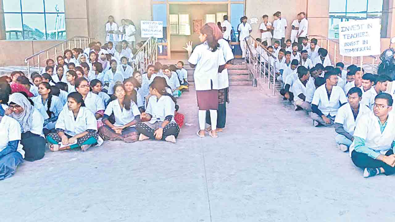 సార్లులేరు.. సౌకర్యాలు లేవు..చదివేదెలా?