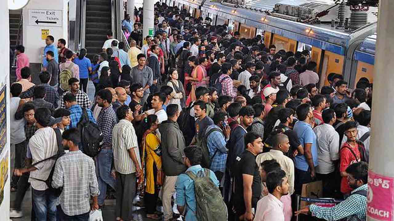 Metro rails | సంక్రాంతికి బయలెల్లిన నగరం.. కిక్కిరిసిన మెట్రో రైళ్లు