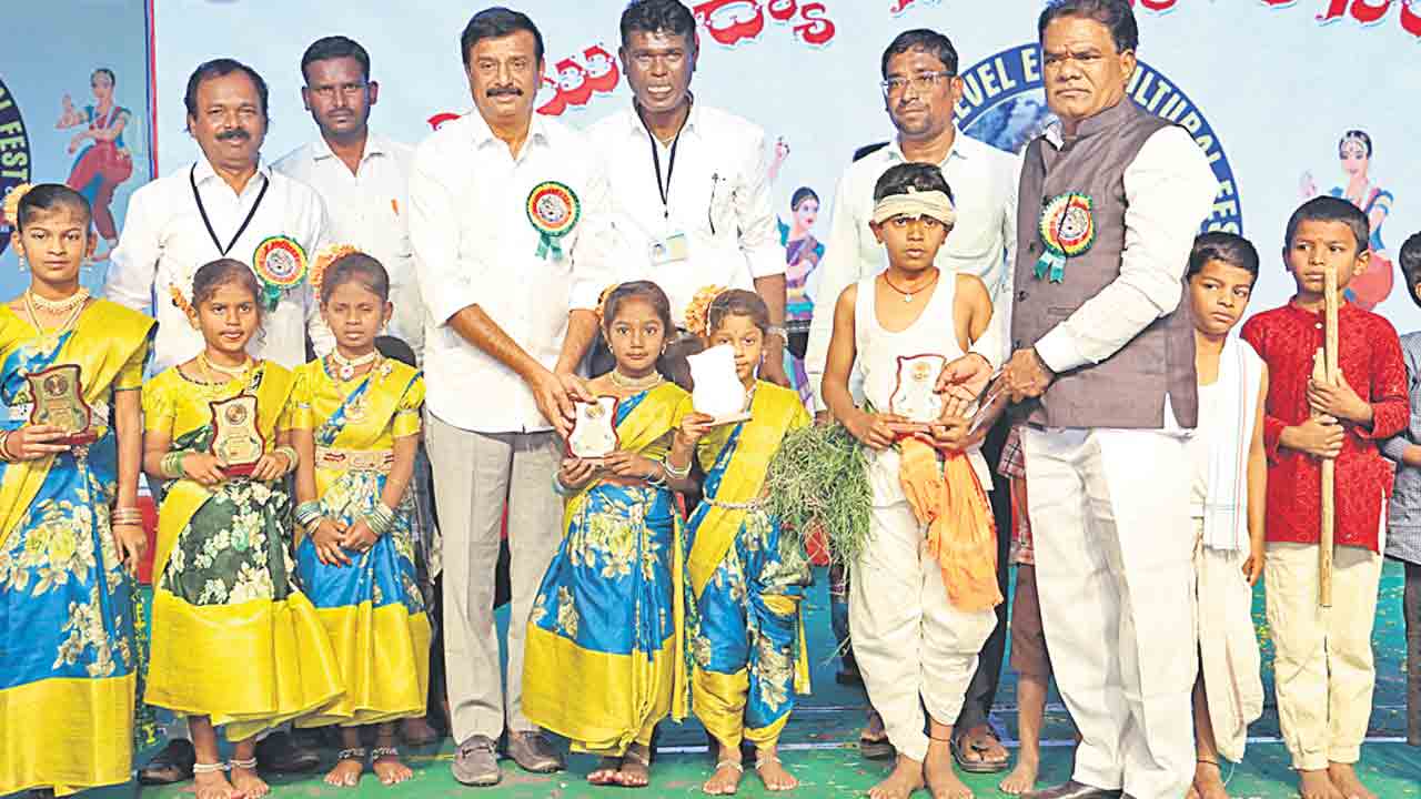 విద్యార్థులు అన్ని రంగాల్లో రాణించాలి