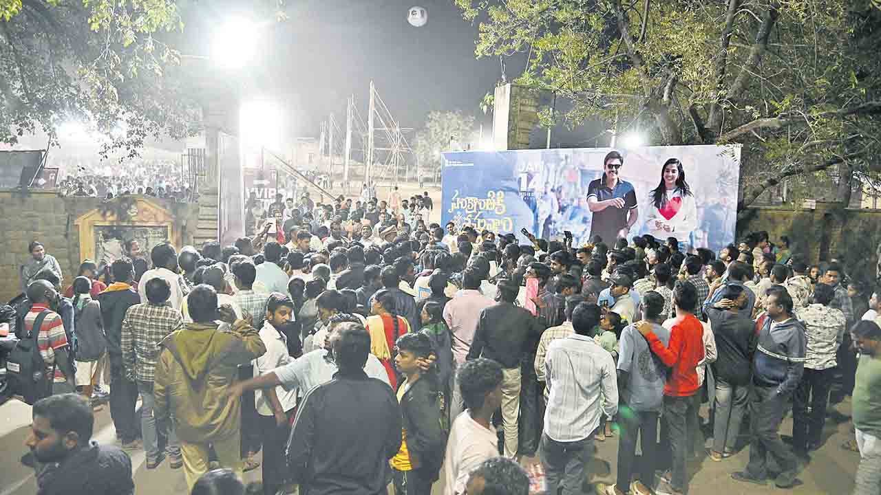 రోడ్డుపైనే సినిమా చూపెట్టారు  !