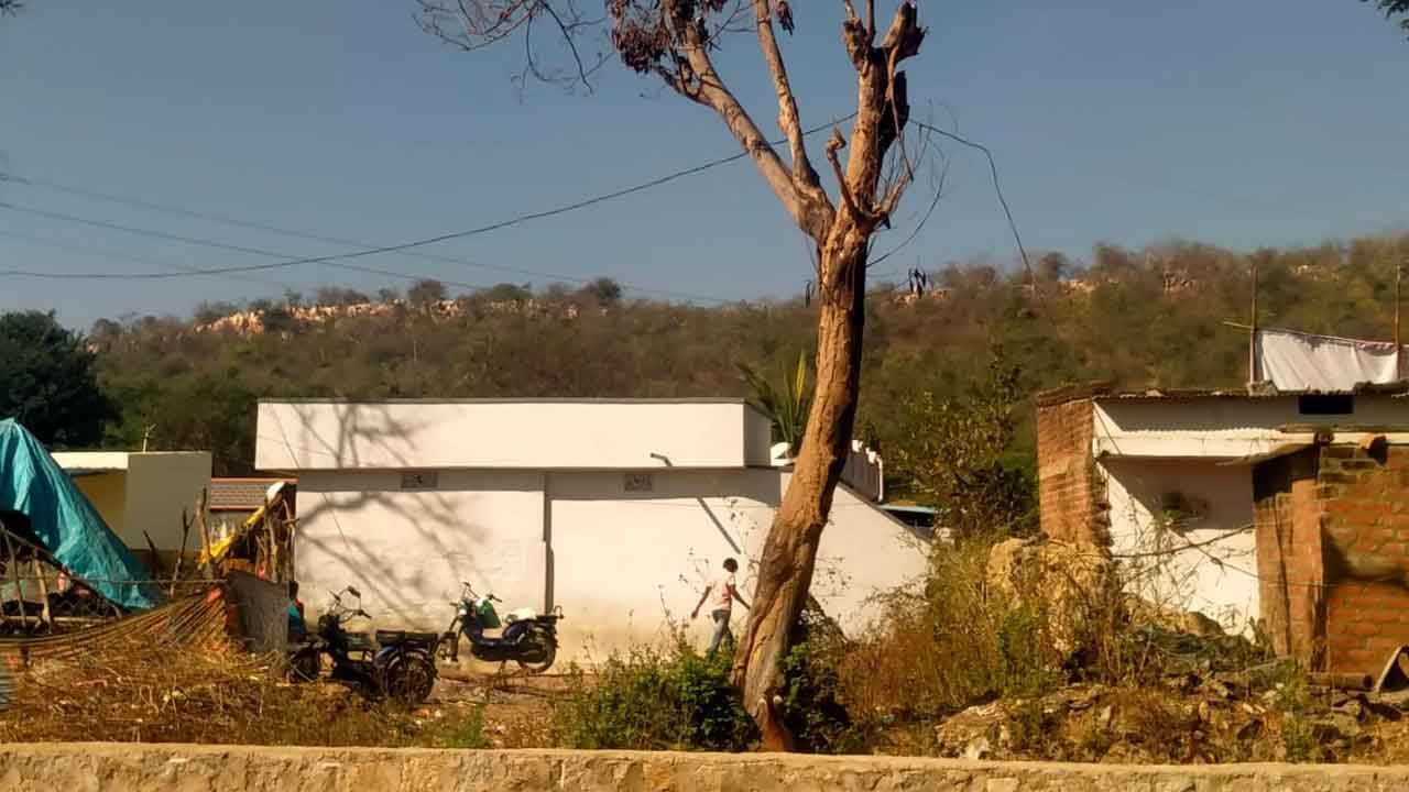 పలుగురాళ్ల గుట్టలో.. ప్రకంపనలు