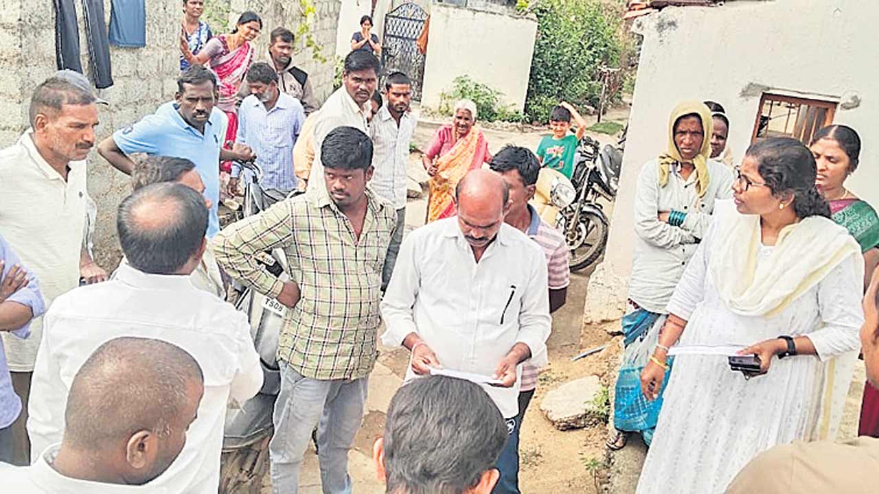 అధికారులను నిలదీసిన గ్రామస్తులు