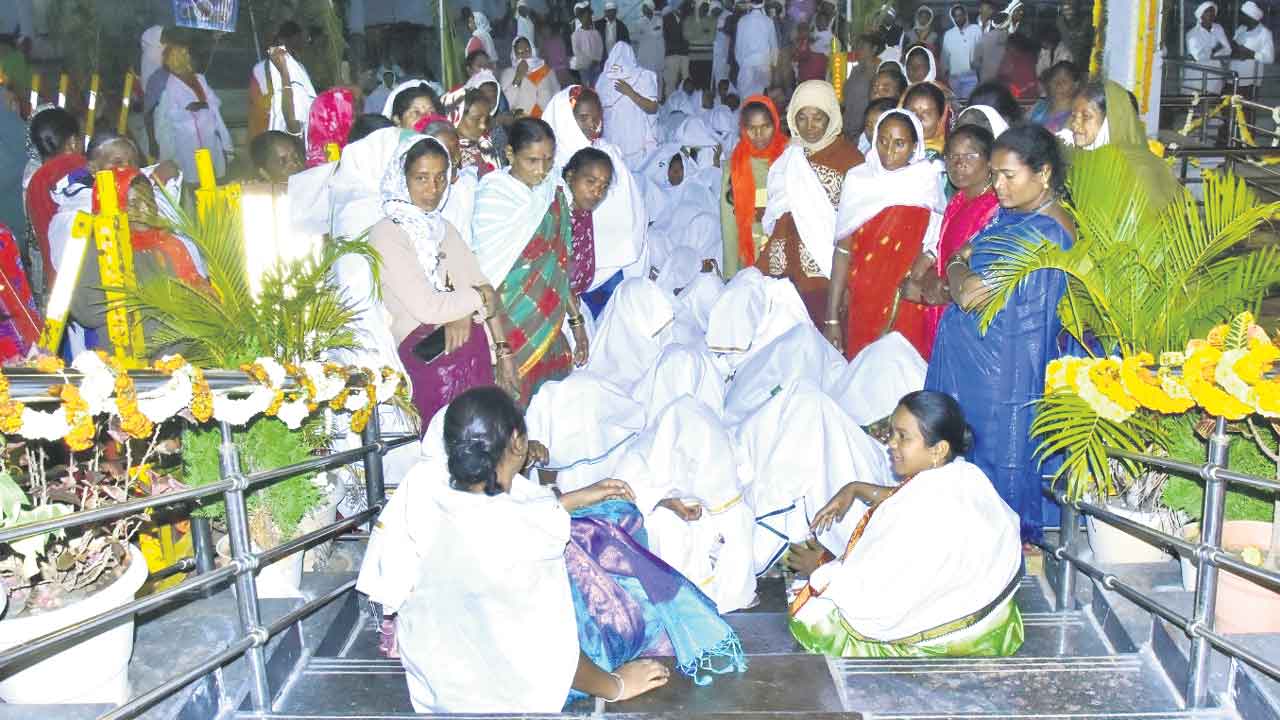 నాగోబాకు పోటెత్తిన జనం